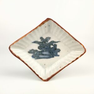 伊万里 染付コンニャク印判菊流水文菱形豆皿 – 古美術西川