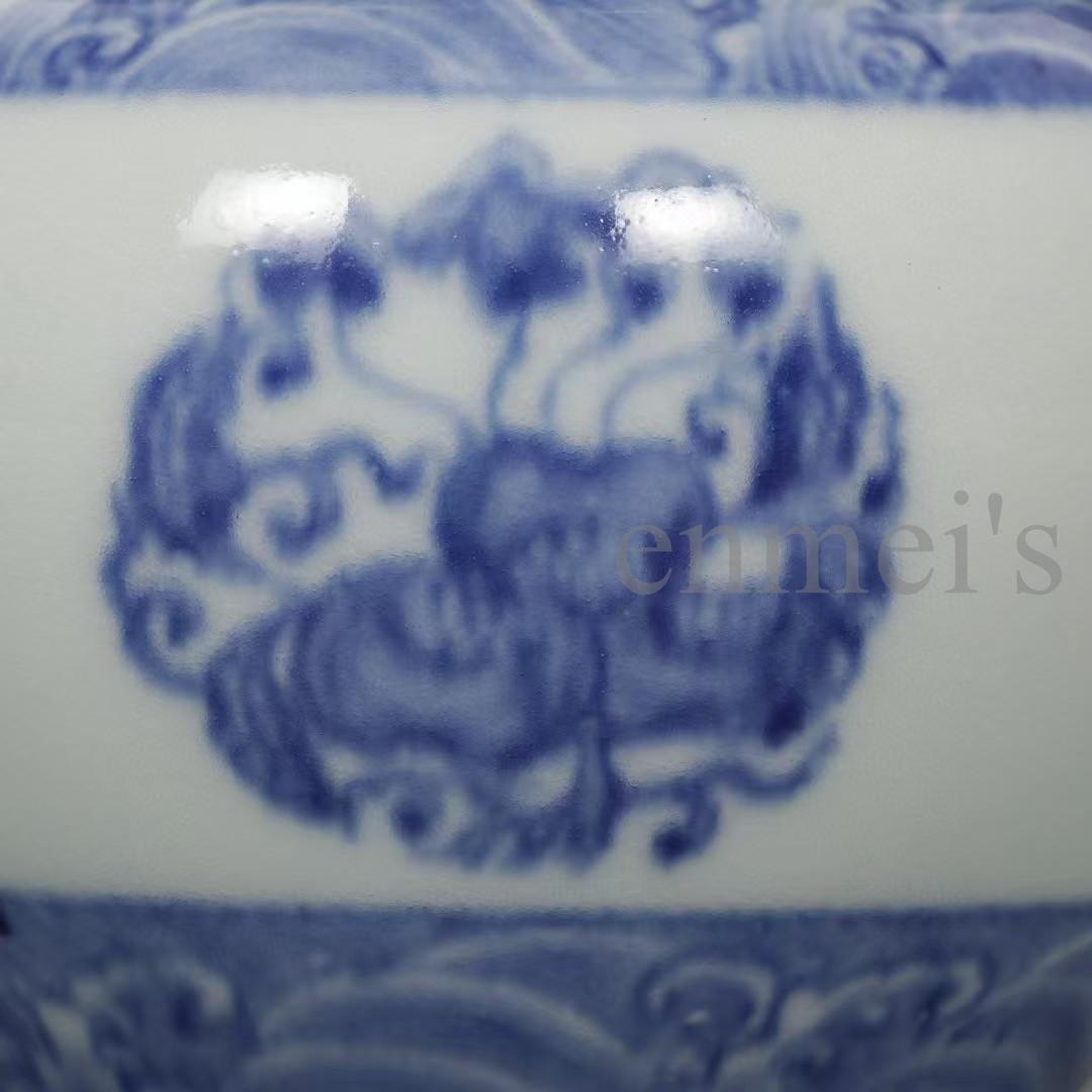 中国古美術・明成化年製款・青花磁団花紋蓋壺・木箱