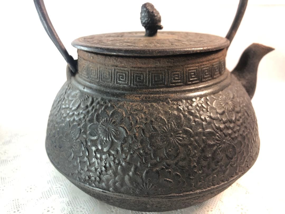鉄瓶　龍盛堂 花模様 鉄瓶 黒色 鋳鉄製 鉄瓶 龍盛堂 花模様 鉄瓶 黒色 鋳鉄製 【公式通販】