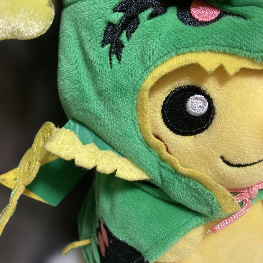 メガレックウザのポンチョを着たピカチュウ ぬいぐるみ