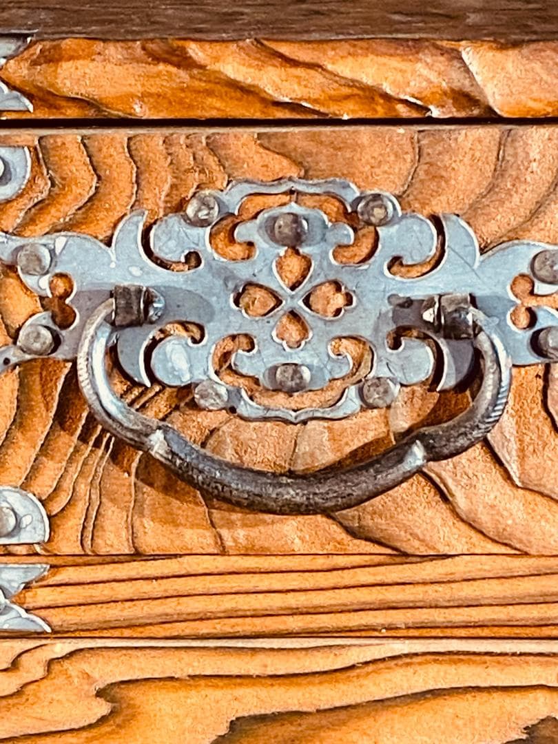 飾り金具を鏨（たがね）加工した 焼き杉の小ダンス - コレクション