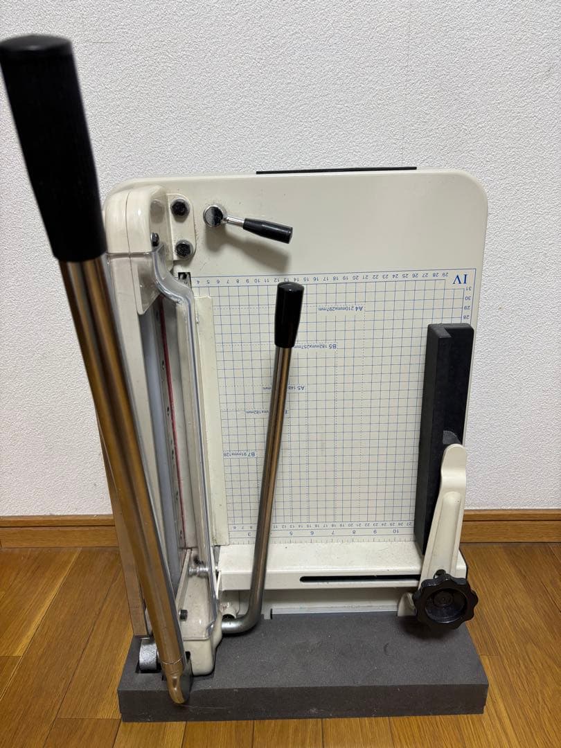 大型裁断機　業務用　改良型裁断機 Amazon.co.jp: 改良型裁断機・ペーパーカッター 2秒で裁断用紙を固定
