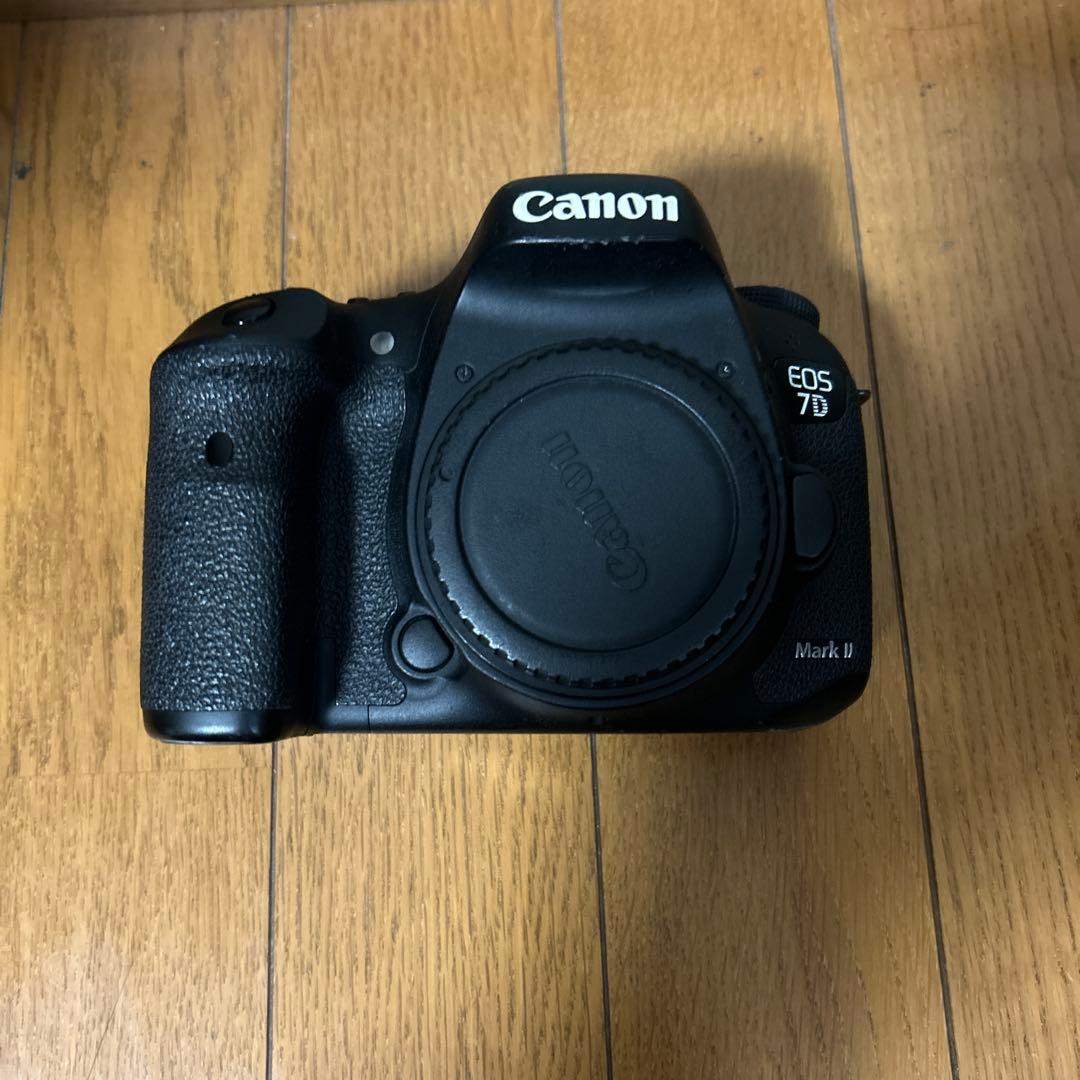 【美品】Canon EOS 7D Mark II 本体と付属品 Amazon.com : Canon EOS 7D Mark II 20.2MP HD 1080p DSLR Camera Body